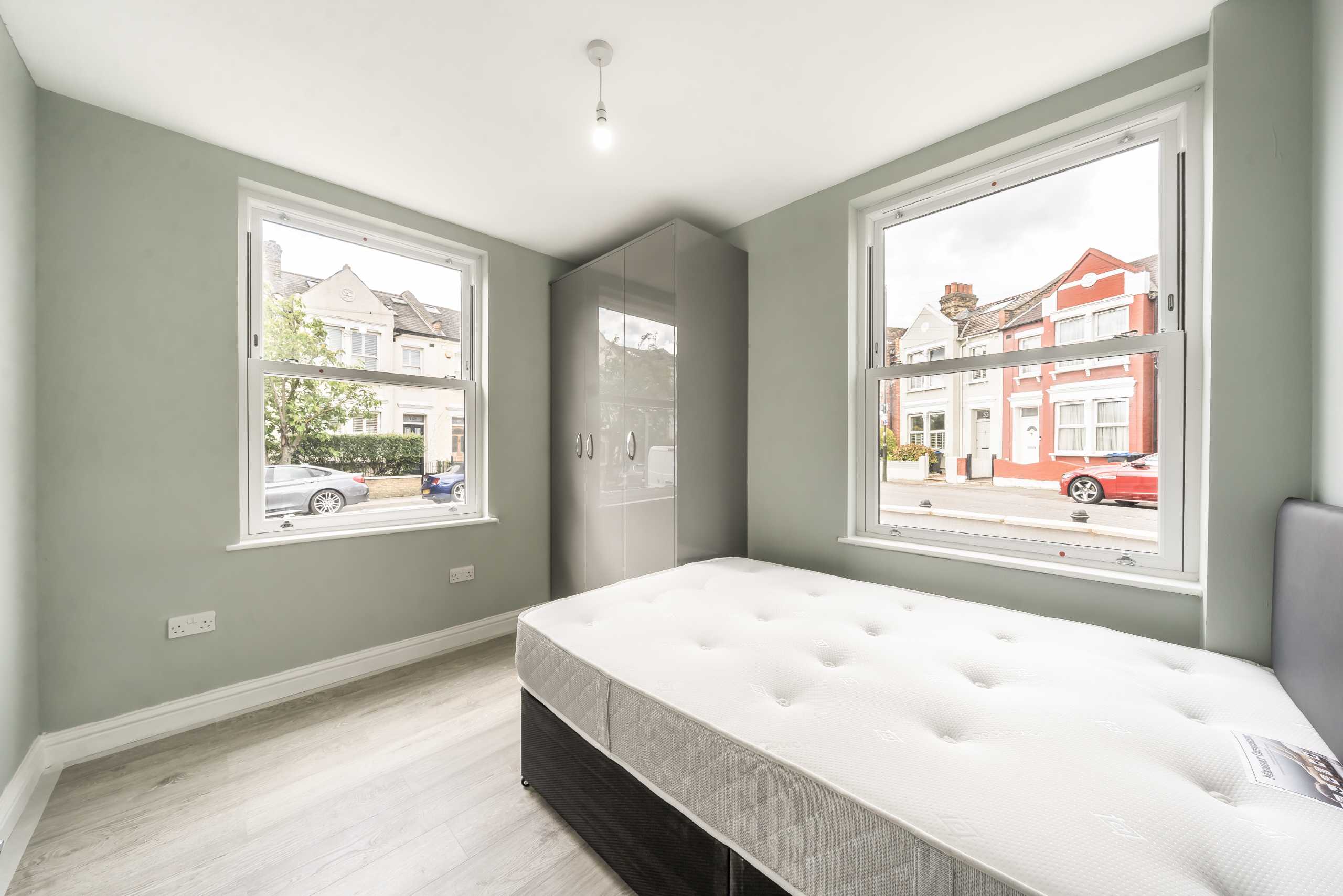 Flat Haydon Park Road in Greater London