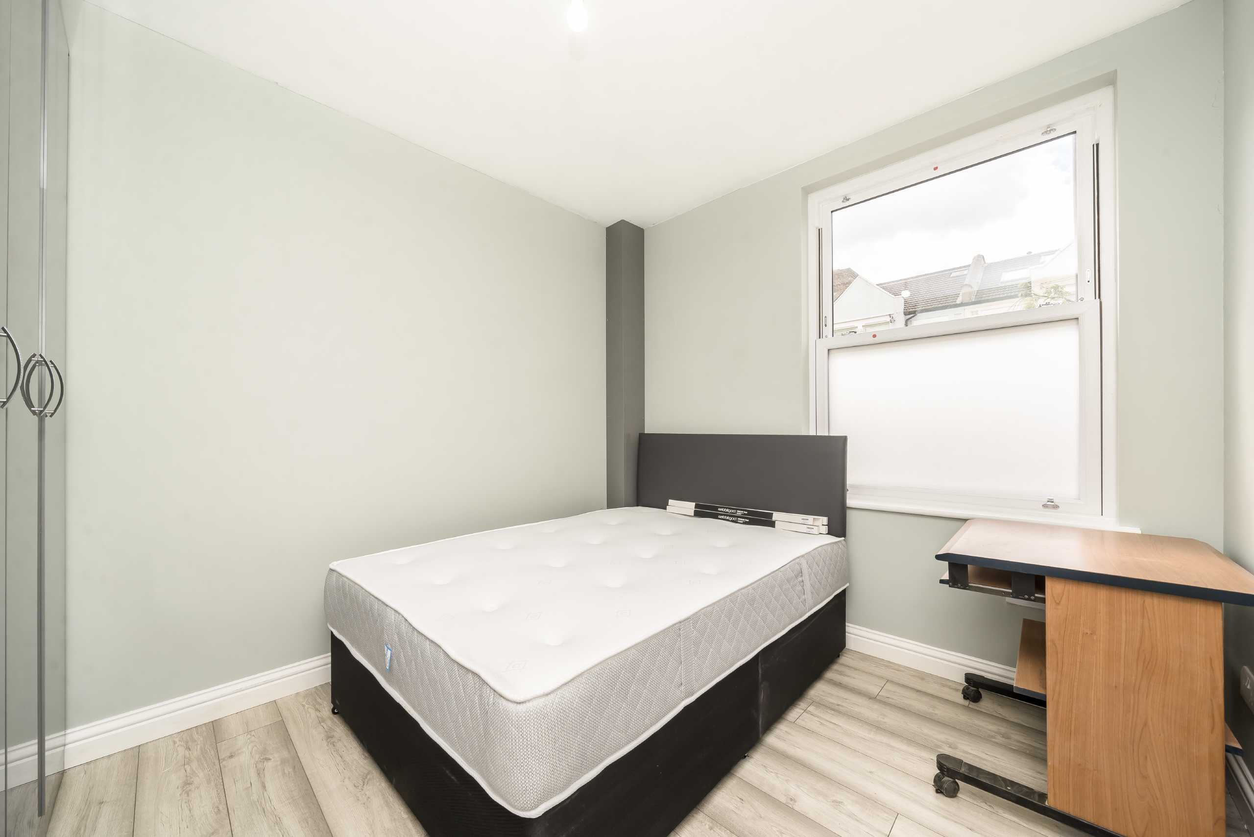 Flat Haydon Park Road in Greater London