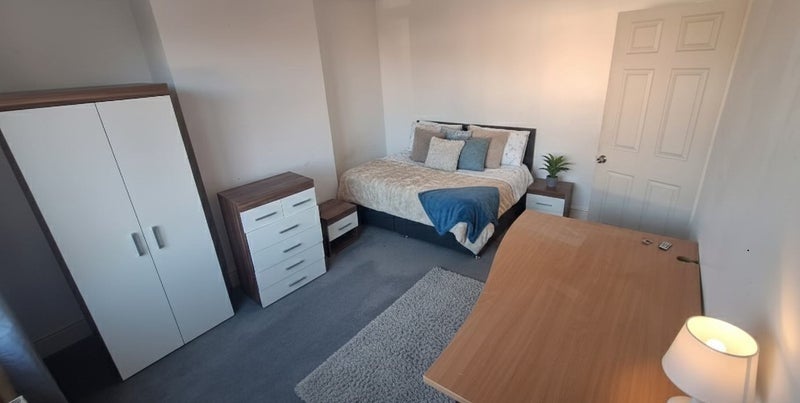Room Conygre Road in Bristol