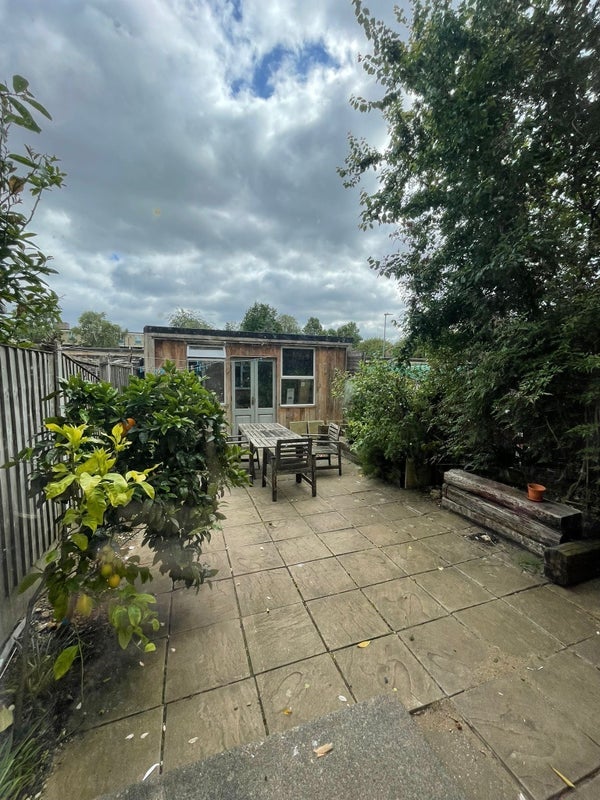 Room Redmans Road in Greater London
