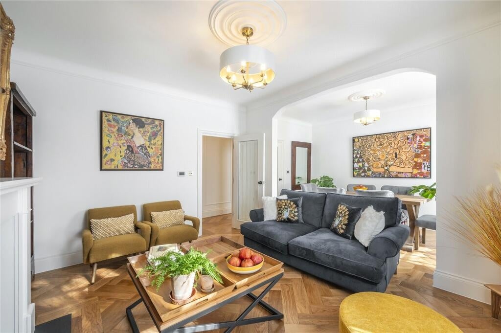 Flat Finchley Road in Greater London