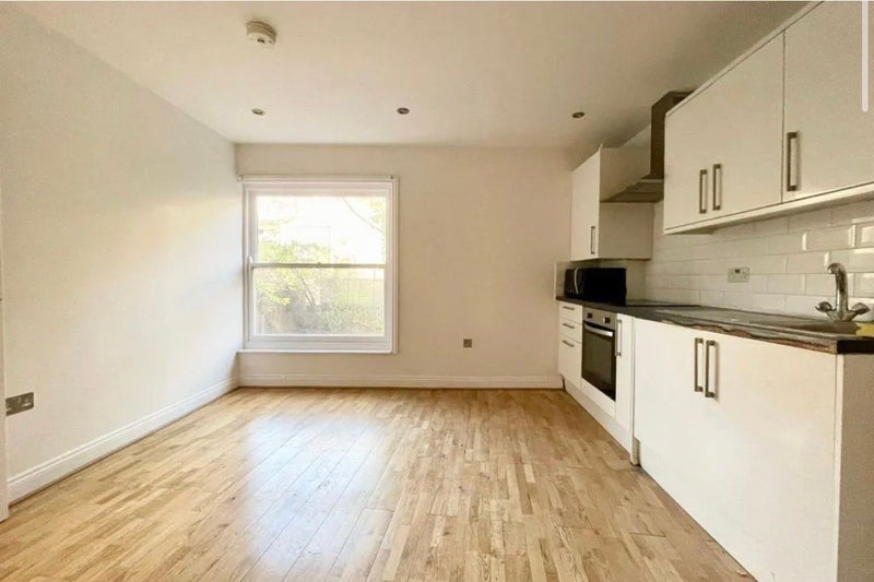 Room Foulden Road in Greater London