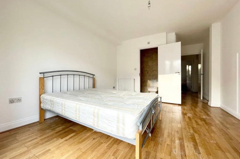 Room Foulden Road in Greater London