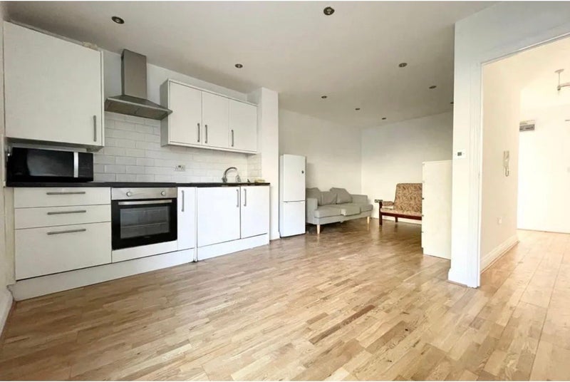 Room Foulden Road in Greater London