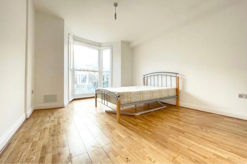 Room Foulden Road in Greater London