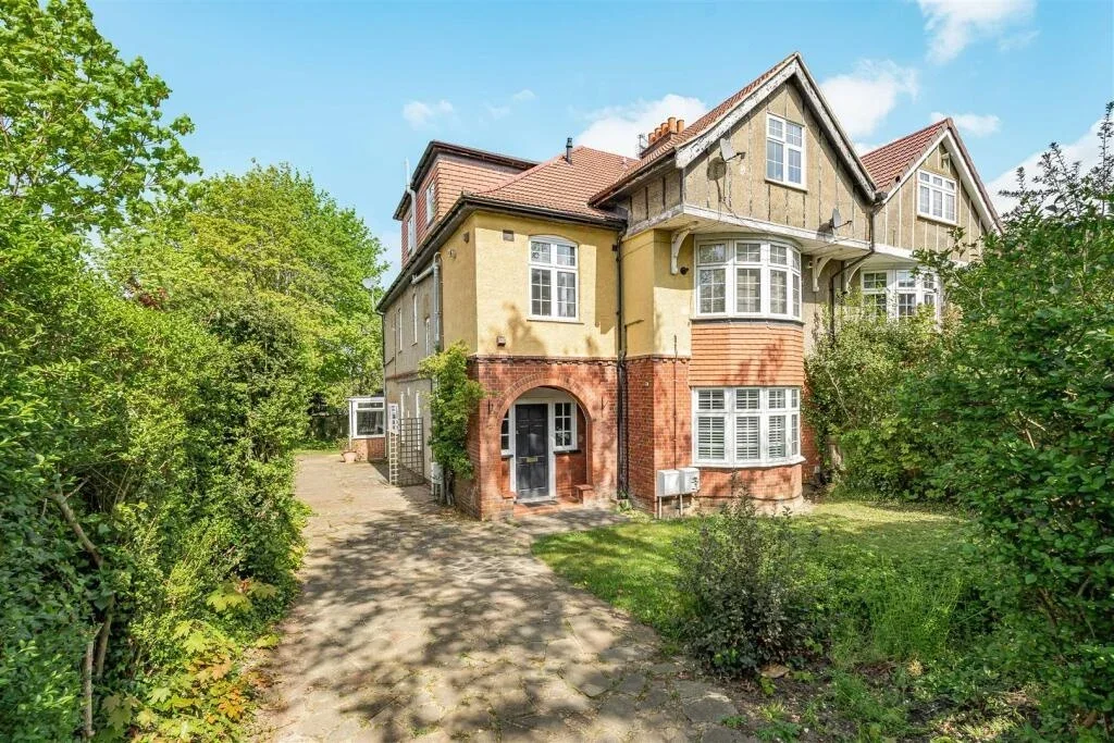 Flat Devonshire Road in Greater London