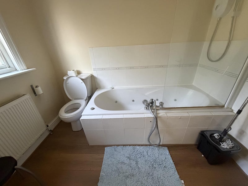 Room Wentworth Avenue in Greater London
