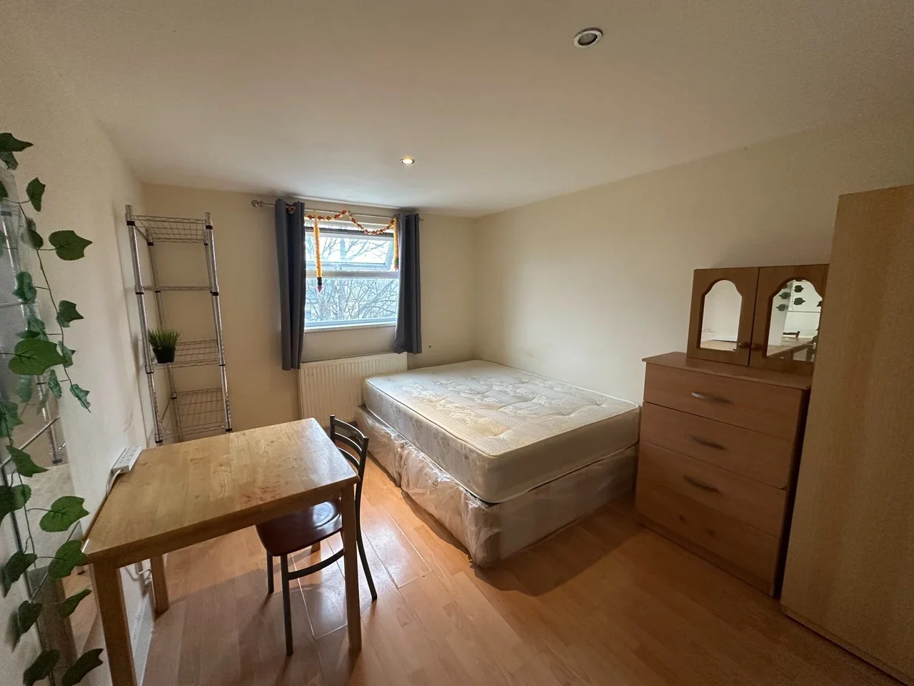 Room Downsell Road in Greater London
