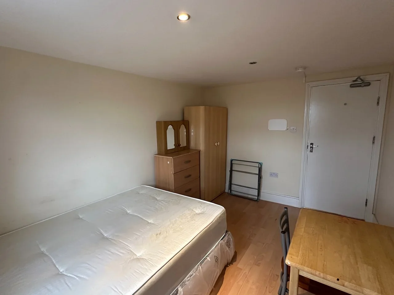 Room Downsell Road in Greater London