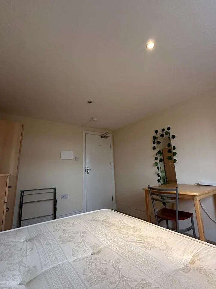 Room Downsell Road in Greater London