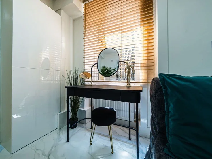 Flat Beaumont Crescent in Greater London