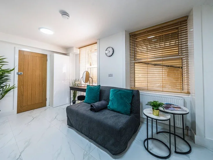 Flat Beaumont Crescent in Greater London