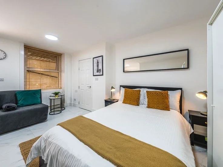 Flat Beaumont Crescent in Greater London