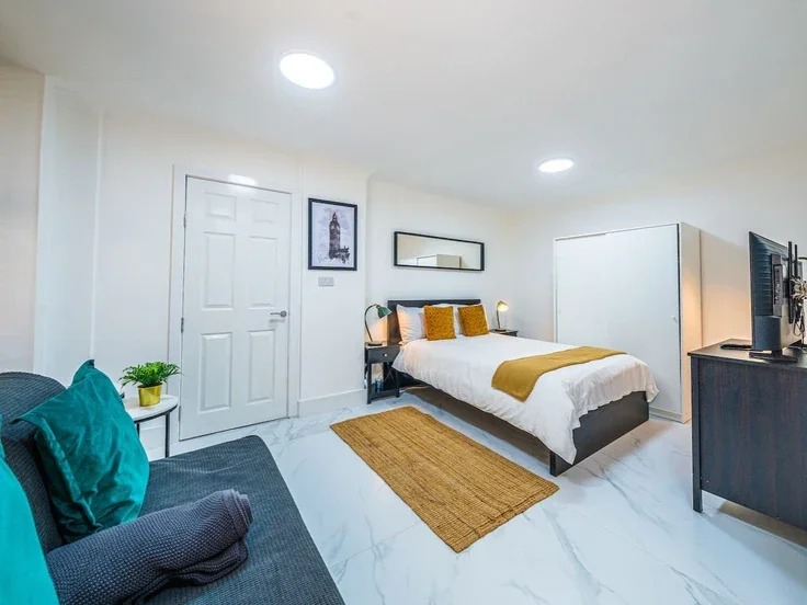Flat Beaumont Crescent in Greater London