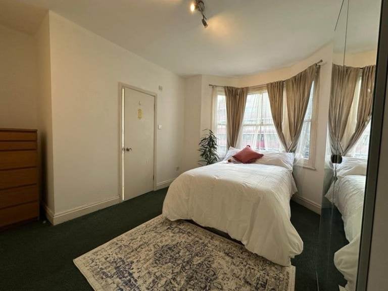 Room Bush Road in Greater London