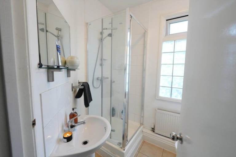 Room Bush Road in Greater London
