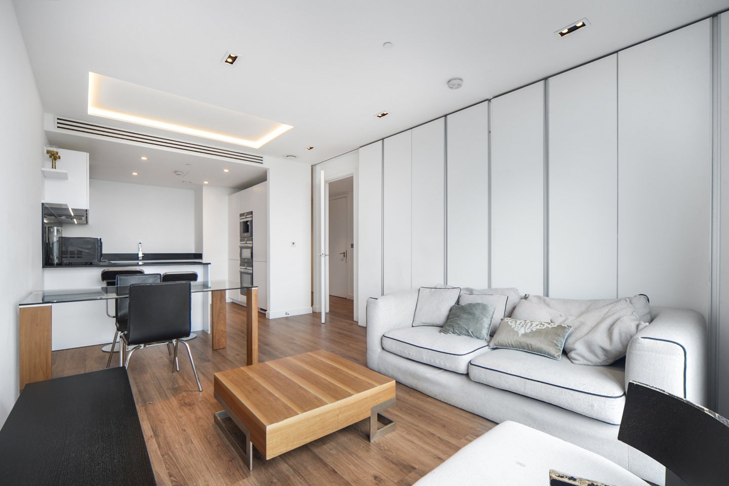Flat Leman Street in Greater London