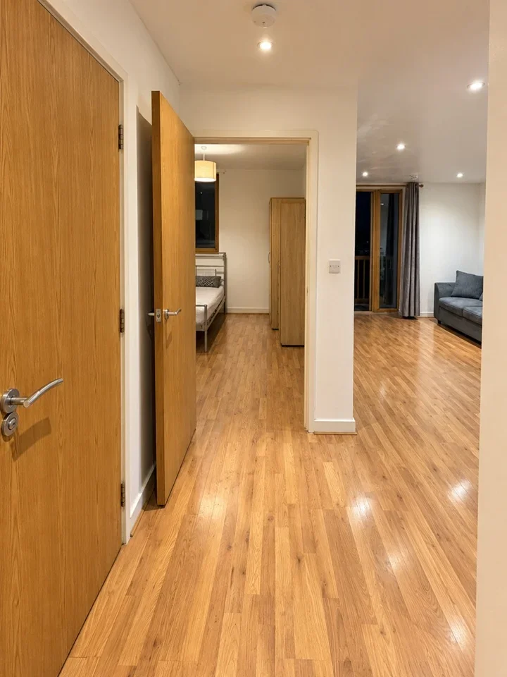 Flat Clockhouse Avenue in Greater London