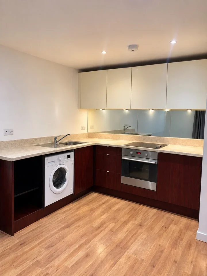 Flat Clockhouse Avenue in Greater London