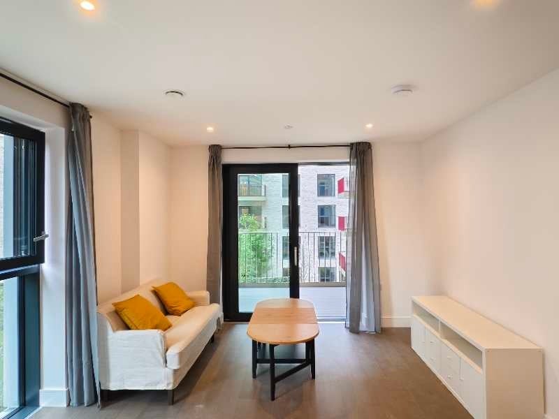 Flat Date Street in Greater London