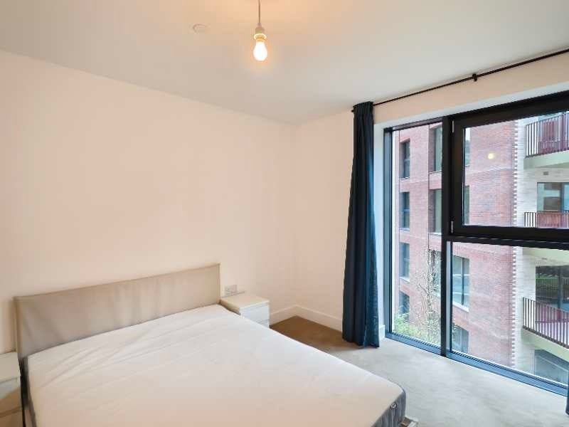 Flat Date Street in Greater London