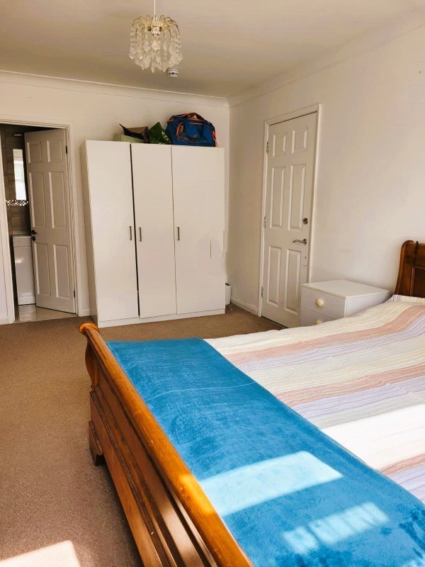 Room Coombe Lane in Greater London