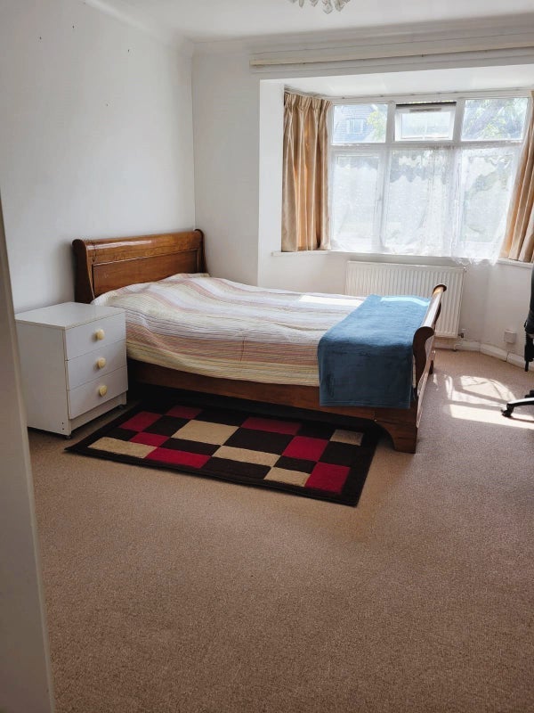 Room Coombe Lane in Greater London