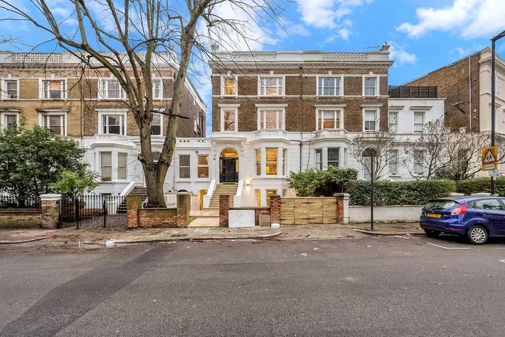 Flat Hilldrop Road in Greater London