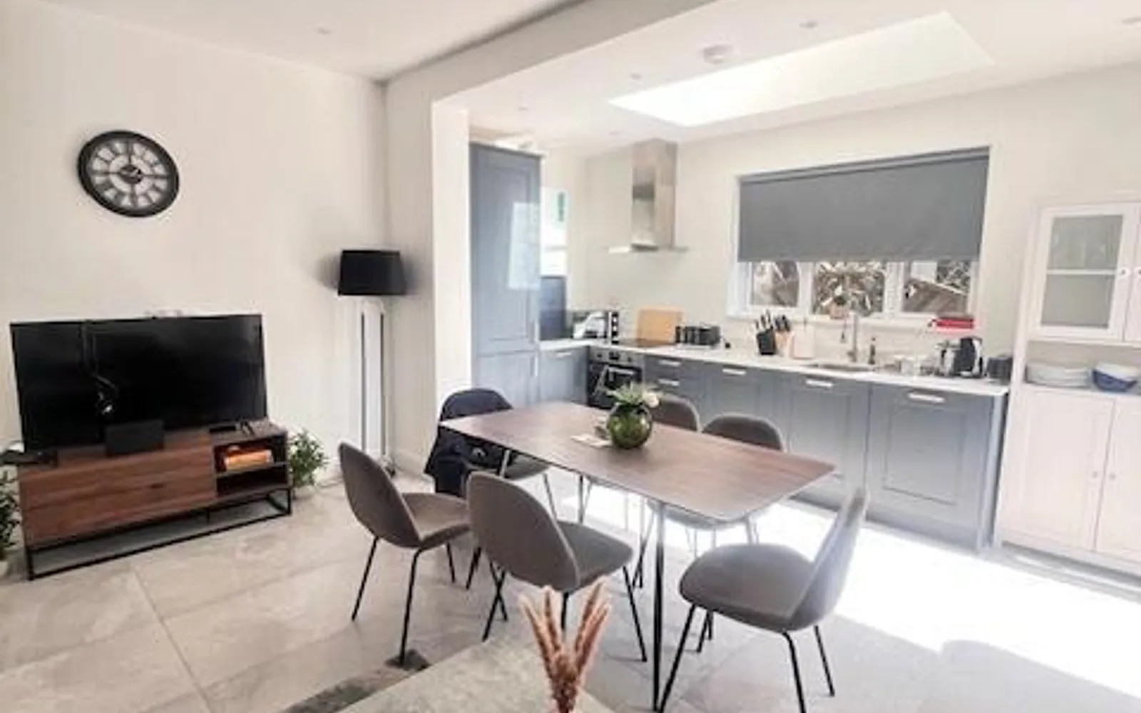 Flat Woodside Park Road in Greater London