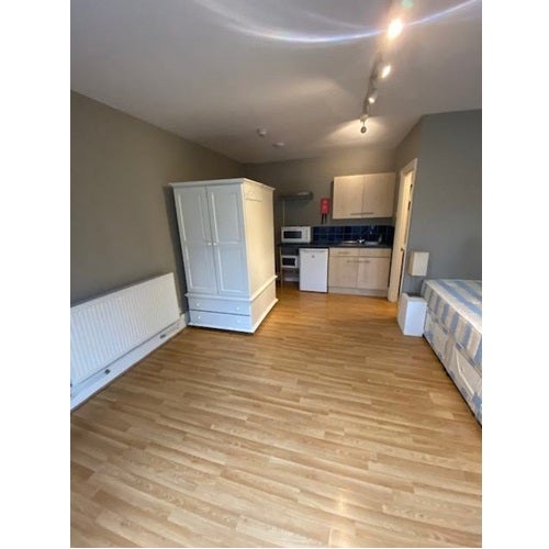 Flat Bedford Hill in Greater London