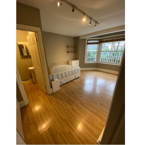 Flat Bedford Hill in Greater London