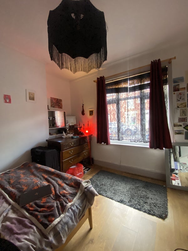 Room Charlton Road in Manchester