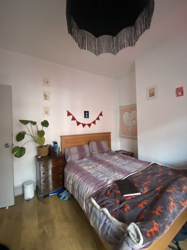 Room Charlton Road in Manchester
