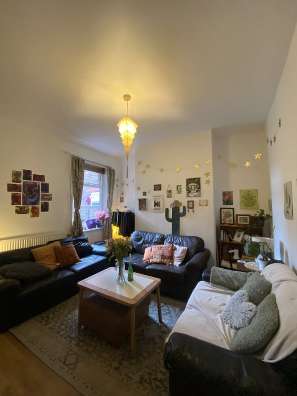 Room Charlton Road in Manchester