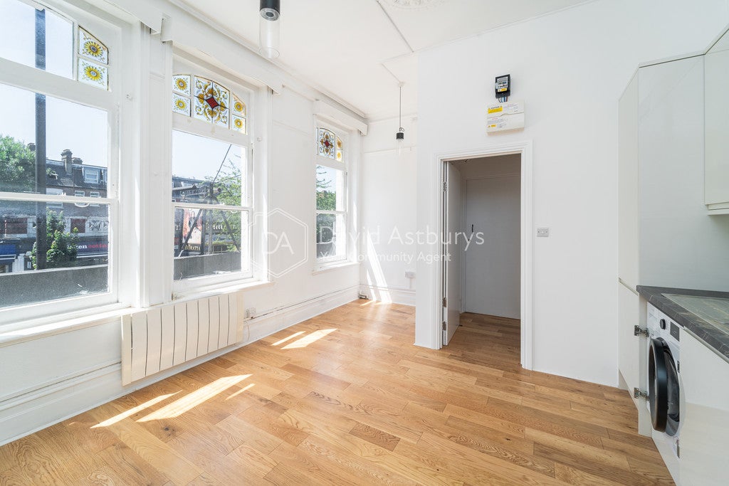 Flat Ringcroft Street in Greater London