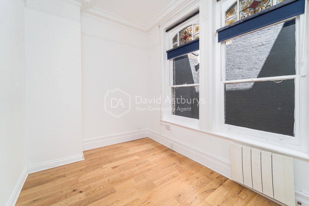 Flat Ringcroft Street in Greater London