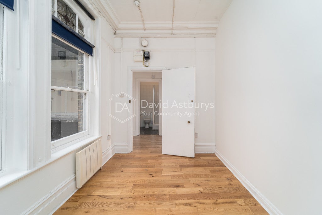Flat Ringcroft Street in Greater London