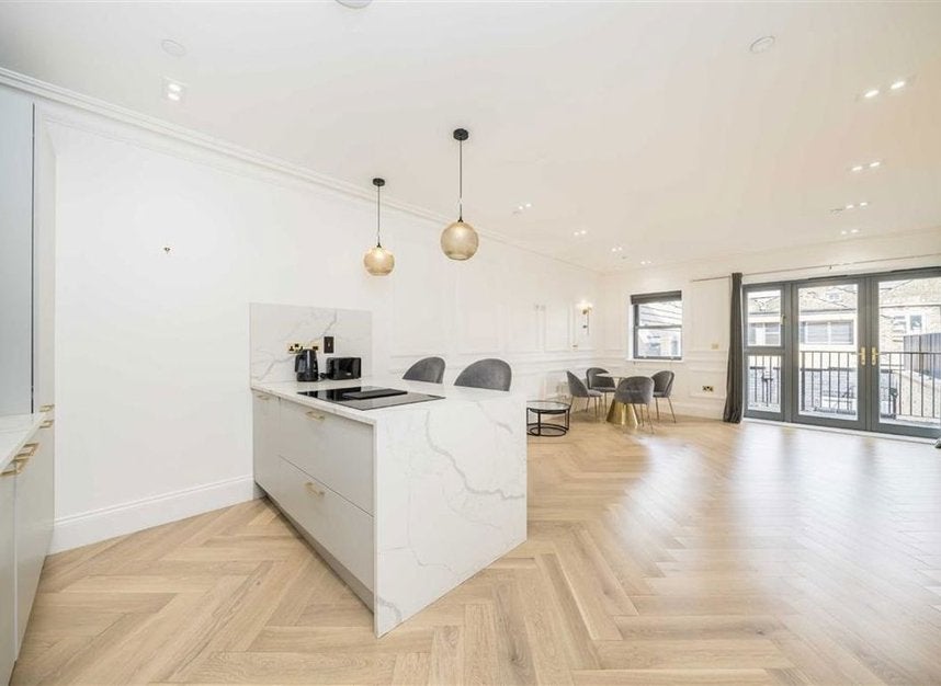 Flat Grange Road in Greater London
