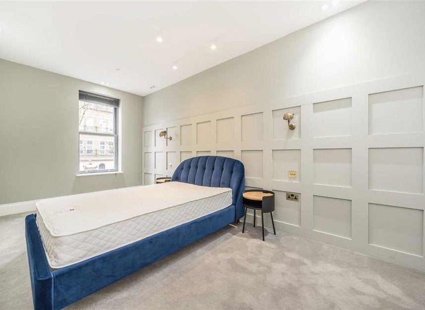Flat Grange Road in Greater London