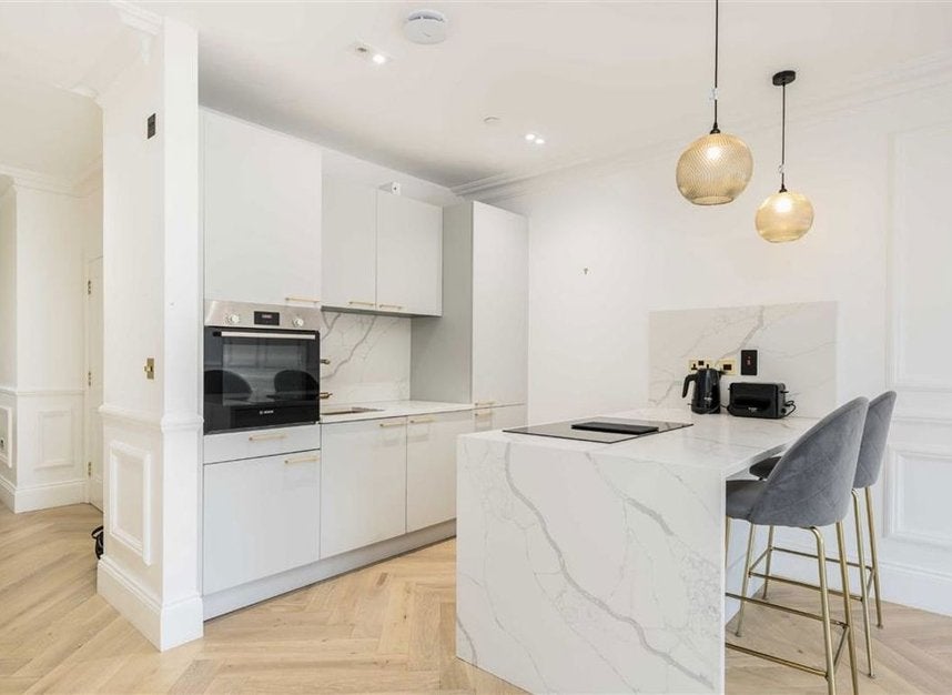 Flat Grange Road in Greater London
