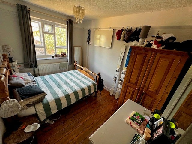 Flat Fairfield Drive in Greater London