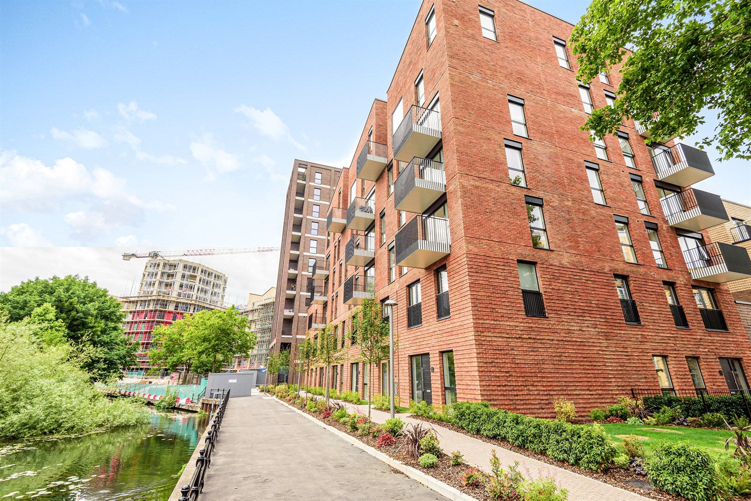 Flat Joseph Huntley Walk in Reading