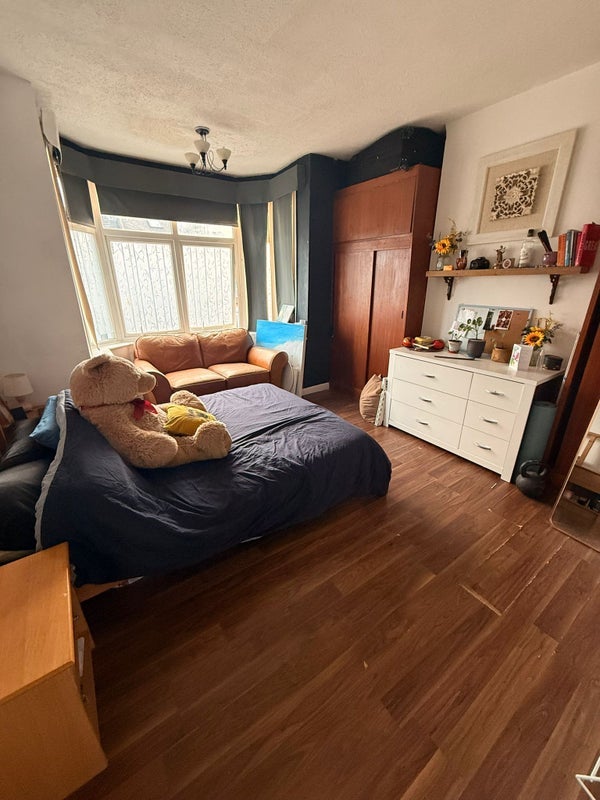 Room Firtree Avenue in Greater London