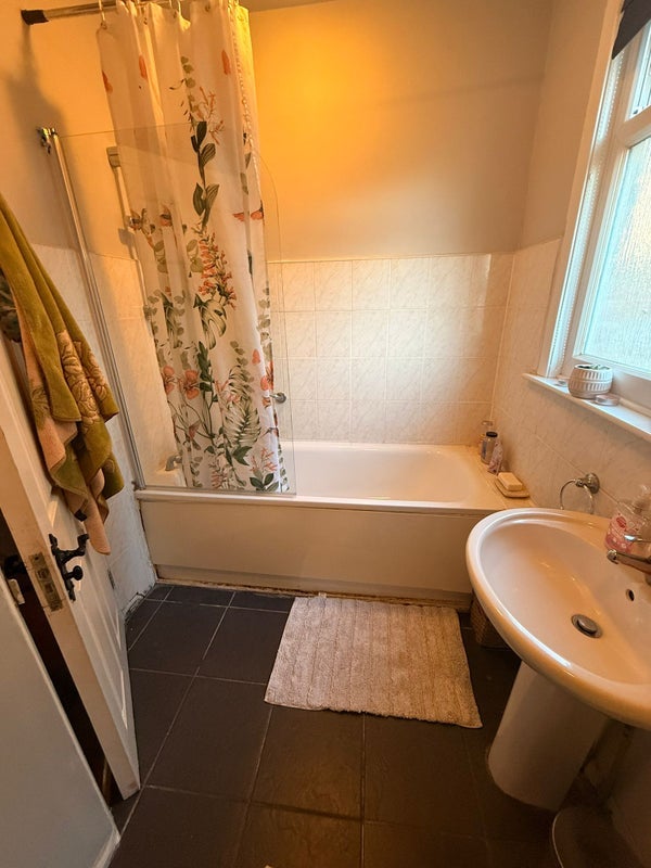 Room Firtree Avenue in Greater London