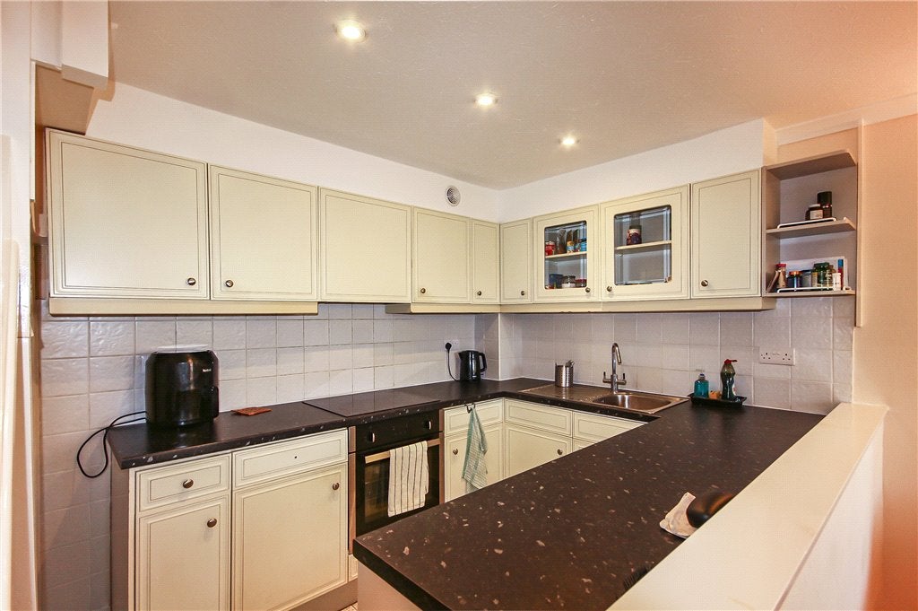 House Meadowbrook Close in Slough