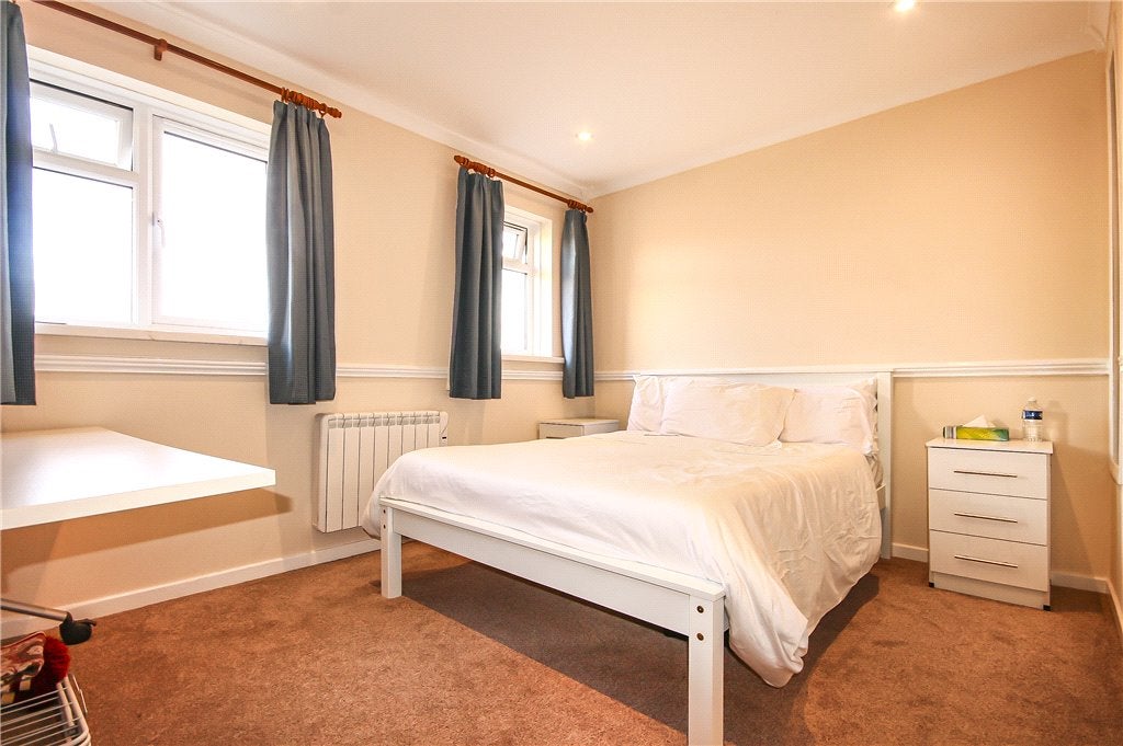 House Meadowbrook Close in Slough