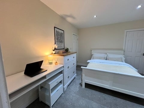 Room Cedar Avenue in Greater London