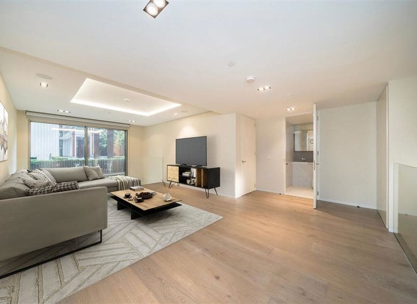 Flat Pearson Square in City of Westminster