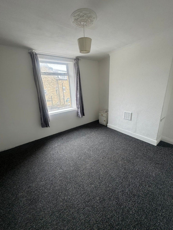 Flat Oakworth Road in Bradford