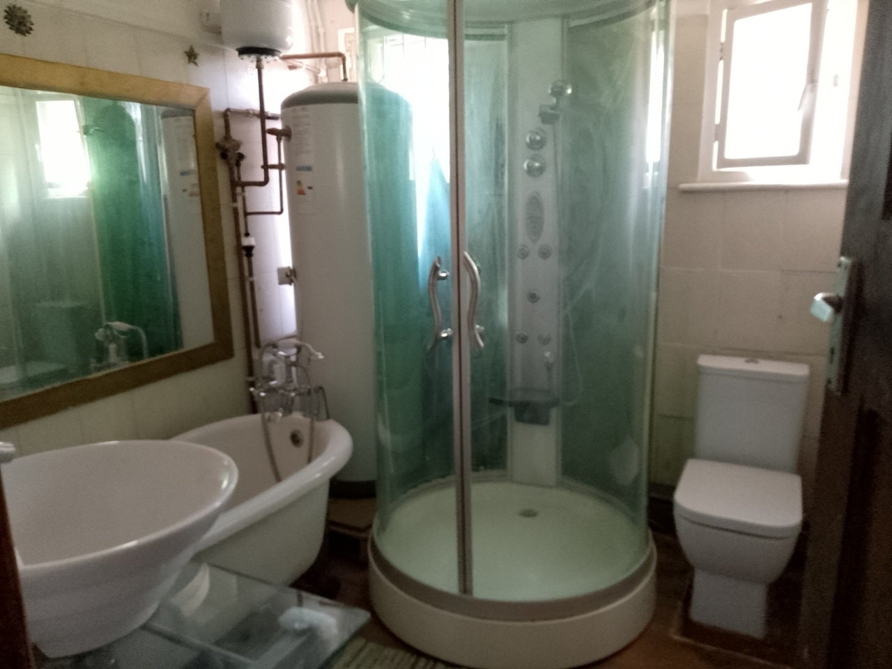Room Bullsmoor Way in Greater London